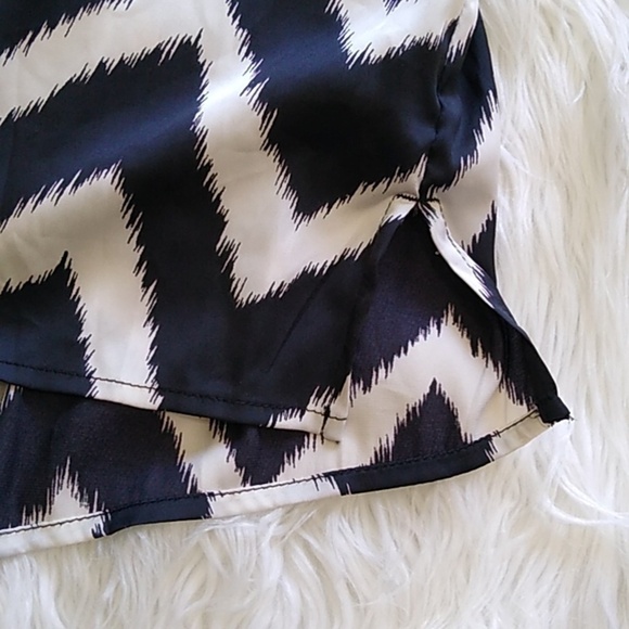 Chico's Black and White Chevron Split Neck Popover - Vanity Size 2/US L - Picture 8 of 16